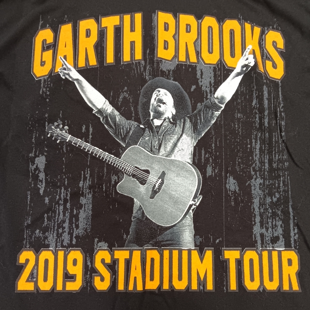 Garth Brooks black concert t-shirt